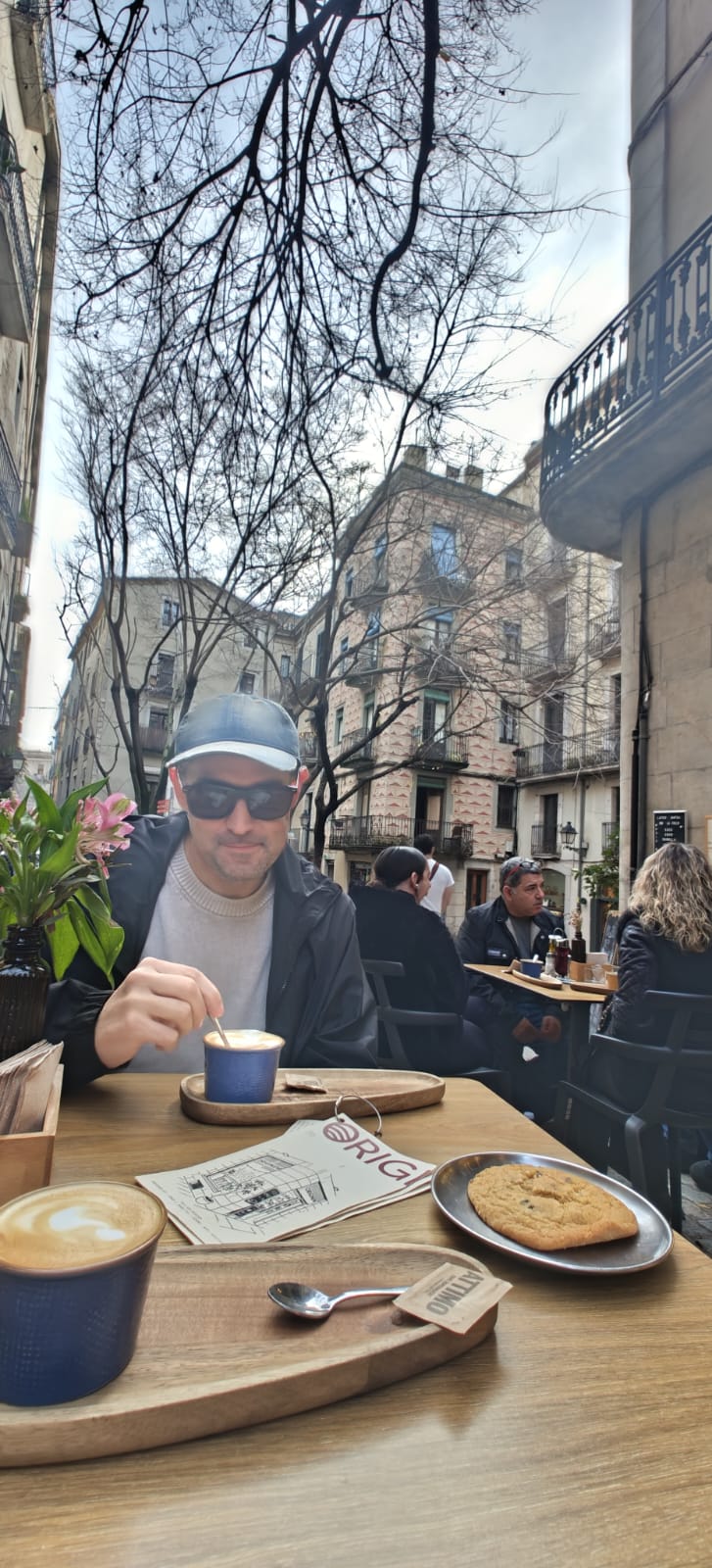 Nico en una terraza en España