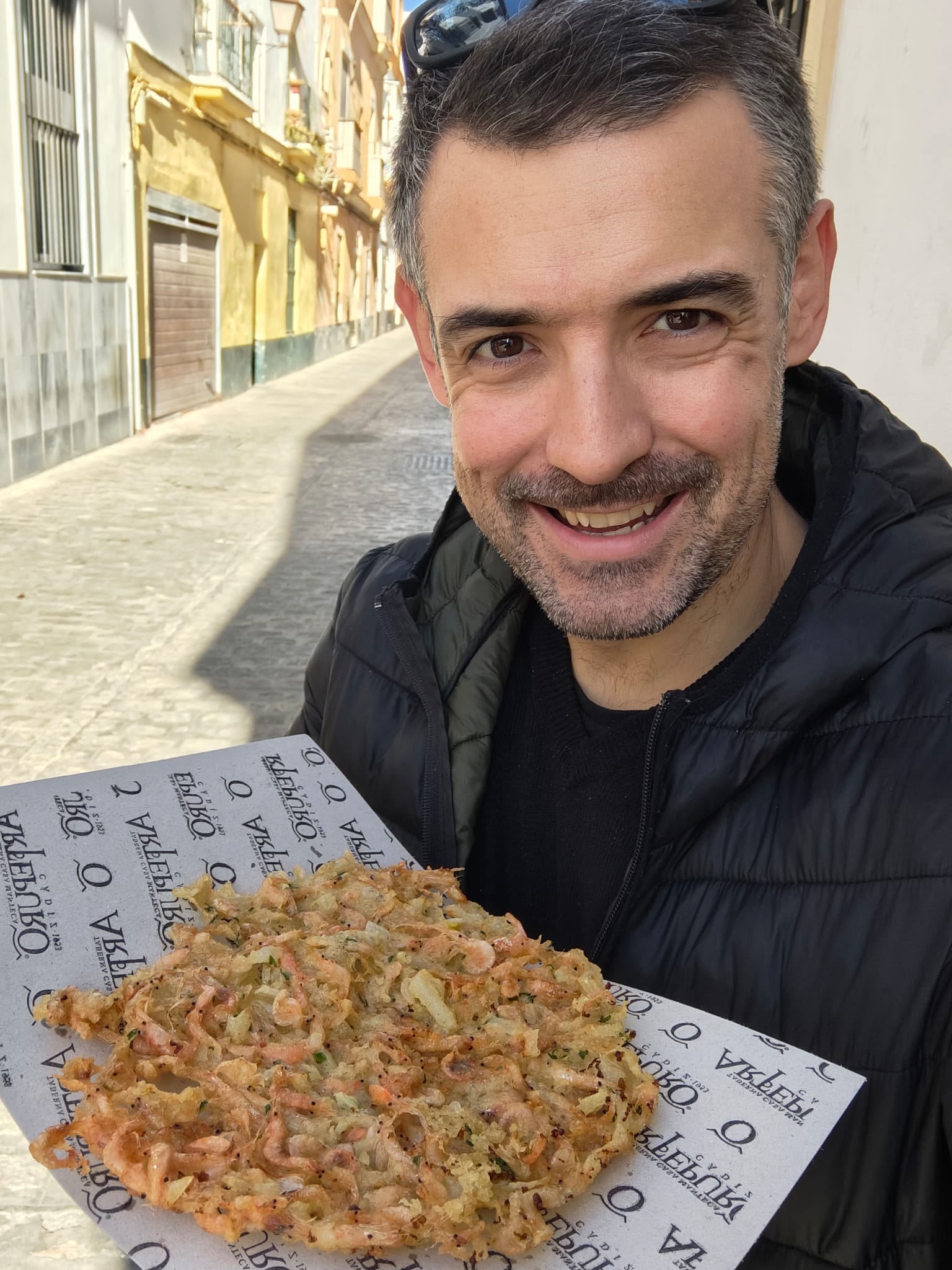Nico disfrutando street food en Sevilla